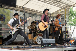 Band Country King spielt auf einer Bühne.