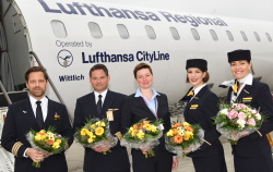 Lufthansa Erstflug Crew gemeinsam mit der Geschäftsführerin des Flughafens Rostock Laage