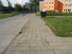 Geh- und Radweg in Dierkow vor der Erneuerung
