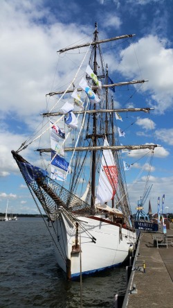 Die „Marité“ aus Frankreich hat im Rostocker Stadthafen festgemacht und lädt zu Open-Ship 