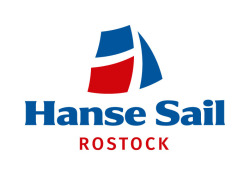 abstrahierte Segel in Blau und Rot auf weißem Grund mit dem Schriftzug Hanse Sail Rostock