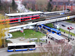 Straßenbahn, S-Bahn und Straßenkreuzung am Holbeinplatz