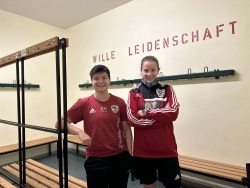 Kim Henschel und Wiebke Lehmann (r.) kicken beim Rostocker FC im Verbandsliga-Team.