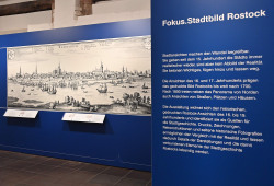 Text- und Bildtafel in der Ausstellung Fokus.Stadtbild Rostock