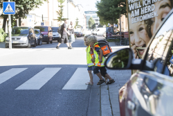 Die gelben Westen machen Kinder im Straßenverkehr sicherer