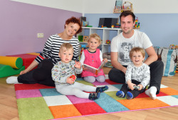 Die Kindertagespfleger Nadja Heinecke und Tino Geisteuer mit ihren Schützlingen