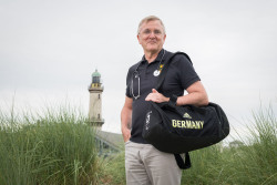 Dr. Rolf Kaiser in den Dünen vor dem Leuchtturm in Warnemünde Dr. Rolf Kaiser in den Dünen vor dem Leuchtturm in Warnemünde