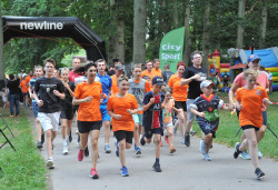 Gruppe von Läuferinnen und Läufern aller Altersgruppen im Barnstorfer Wald