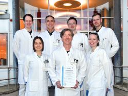 Gesicherte Qualität für Patienten - das Ärzteteam des Wirbelsäulenspezialzentrums mit der Zertifizierungsurkunde (o.R.v.li. Oberarzt Dr. Hans-Joachim Wojak, Oberarzt Augusto E. Corestein, Jan Gero Kurtenbach, Paul Wilhelm Abshagen sowie u.R.v.li. Charlotte Brockhage, Chefarzt Dr. Sascha Mann und Senta Becker). Gesicherte Qualität für Patienten - das Ärzteteam des Wirbelsäulenspezialzentrums mit der Zertifizierungsurkunde (o.R.v.li. Oberarzt Dr. Hans-Joachim Wojak, Oberarzt Augusto E. Corestein, Jan Gero Kurtenbach, Paul Wilhelm Abshagen sowie u.R.v.li. Charlotte Brockhage, Chefarzt Dr. Sascha Mann und Senta Becker).