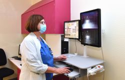 Die Radiologin und Leitende Oberärztin der Diagnostischen und Interventionellen Radiologie, Dr. Anne-Caterine Bartolomaeus, prüft auf dem Bildschirm