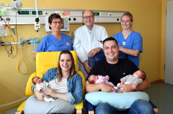 Die glücklichen Eltern mit Arvid, Frieda und Oskar, Chefarzt PD Dr. Dirk Olbertz sowie den Kinderfachkrankenschwestern Heike Rieder (li.) und Henriette Schumacher.