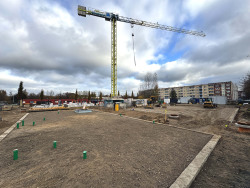 Blick über die Baustelle mit Kran