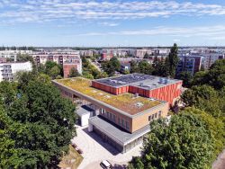 Käthe Kollwitz Gymnasium mit Erweiterungsneubau aus der Vogelperspektive im Hintergrund Dierkow
