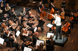 Das Jugendsinfonieorchester wird dirigiert von Johannes Lang