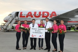 „Lauda Crew" am Flughafen Rostock-Laage.