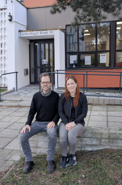 Lisa Radl und Adelwin Südmersen vor dem Stadtteilbüro in Lichtenhagen