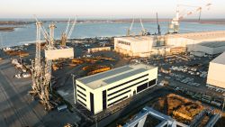 Eine Visualisierung zeigt das neue Instandhaltungsgebäude am Liebherr-Standort Rostock.