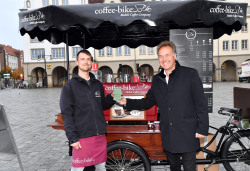 Umweltsenator Holger Matthäus mit Johannes Hoffmann an seinem Coffee-Bike