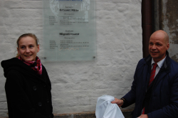 Nike Czerny-Christenson und Senator Chris Müller enthüllen das neuen Namensschild, Migrationsamt Nike Czerny-Christenson und Senator Chris Müller enthüllen das neuen Namensschild, Migrationsamt