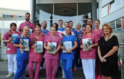 Begrüßung neuer Mitarbeiterinnen und Mitarbeiter als medizinisch/pflegerisches Fachpersonal durch Pflegedienstdirektorin Sylvia Waterstradt (erste Reihe, rechts im Bild)