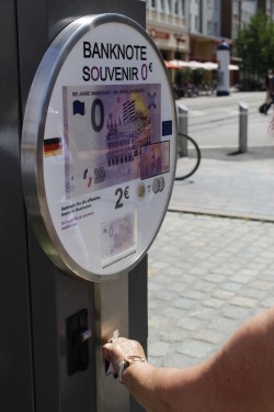 Der Null-Euro-Scheinautomat im Einsatz.