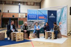 Bild (v.r.n.l.): Sebastian Schramm - Referat Landesmarketing, Stefanie Drese - Ministerin für Soziales, Gesundheit und Sport, Eva-Maria Kröger - Oberbürgermeisterin der Hanse- und Universitätsstadt Rostock, Andreas Bluhm - Präsident Landessportbund M-V, Dr. Heiko Lex - Referent für Sportvereine und Olympiabewerbung (Quelle: Jan Farclas).