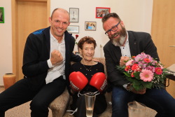 Oberbürgermeister Claus Ruhe Madsen und Boxprofi Jürgen Brähmer (links) gratulieren der Jubilarin Gertrud Blohm.