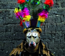 Fest zum Schulschluss in Panajachel; Maske eines Jaguars, ein heiliges Tier der Maya Könige