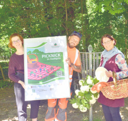 Gruppenfoto 6. Picknick im Stadtgrün mit Plakat