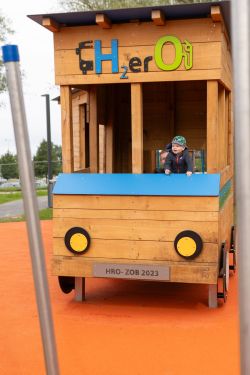 rebus - ZOB Eröffnung, Der kleine Flynn (2), Sohn vom Busfahrer Axel Rabenhorst, hat den neuen Holzbus eingeweiht.