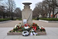 Mahnmal im Rosengarten mit niedergelegten Kränzen