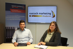 Tobias Ewert und Anja Wiering von Rostock Marketing wollen eine eigene Akademie für die Tourismusbranche in der Region Rostock aufbauen