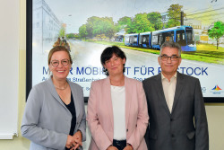 Gruppenbild mit Dr. Ute Fischer-Gäde, Senatorin für Infrastruktur, Umwelt und Bau und die RSAG-Vorstände Yvette Hartmann und Jan Bleis