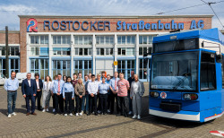 Gruppe der Auszubildenen der RSAG vor einer Fahrzeughalle