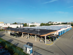 Busbetriebshof Rostock-Schmarl mit großem Carport für Busse und Infrastruktur zum Laden und Tanken grüner Antriebstechnologien. 