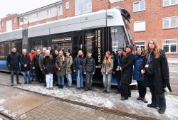 Klasse 7a der Krusensternschule vor der nach dem jüdischen RSAG-Direktor Richard Siegmann benannten Straßenbahn.
