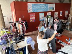 Schätzchen-Kleidertausch: Am Annahmetresen wird abgegebene Kleidung geprüft und sortiert.