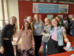 Das Team vom Schätzchen-Kleidertausch.