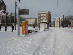 Straßenbahn-Haltestelle Neuer Markt im Schnee