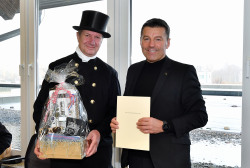 Der kommissarische Amtsleiter des Stadtamtes Andreas Bechmann überreichte Peter Hagge die Dankesurkunde der Oberbürgermeisterin.