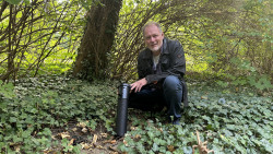 Maik Brandt vom Amt für Stadtgrün, Naturschutz und Friedhofswesen vor einem Baum