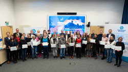 Gruppenbild mit den Empfängern der Glühweinspende 2024 mit Vertretern der Stadtwerke Rostock