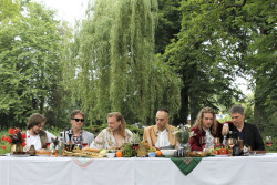 Gruppenbild der Band Deguy an einem reich gedeckten Tisch