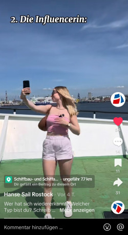 Studentin fotografiert auf dem Traditionsschiff mit dem Handy.