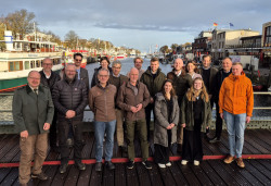 Delegation auf der Warnemünder Drehbrücke über den Alten Strom