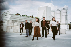 Gruppenbild der achtköpfigen Band Humming Bee