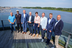 V.l.: Horst Greinert vom Hanse Sail Verein, Marine-Stützpunkt-Kommandeur Robert Lehmann, AIDA-SVP Dirk Inger, Jan-Matthias Westermann vom Dachverband deutscher Traditionsschiffe, Oberbürgermeisterin Eva-Maria Kröger, OSPA-Vorstand Karsten Pannwitt, Geschäftsführer der Hanseatischen Brauerei Ronny Löwendei und Rostocks Tourismusdirektor Matthias Fromm präsentierten bei einer Pressekonferenz die 33. Hanse Sail. 