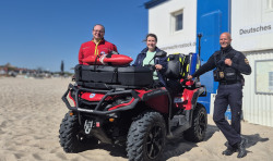 V.l.: Lukas Knaup vom DRK, Denise Johannßon von der Tourismuszentrale und Strandvogt Stefan Bischoff arbeiten gemeinsam für eine sichere Badesaison an Rostocks Stränden.