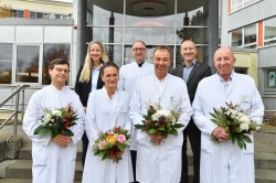 Staffelübergabe an der Spitze der Universitätsfrauenklinik und Poliklinik am Klinikum Südstadt Rostock - Prof. Dr. Johannes Stubert (1. Reihe v.li.), PD Dr. Steffi Hartmann, Prof. Dr. Toralf Reimer und Prof. Dr. Bernd Gerber sowie Personalleiterin Cindy Pischke (2. Reihe v.li.), Ärztlicher Direktor Prof. Dr. Jan P. Roesner und Verwaltungsdirektor Steffen Vollrath.