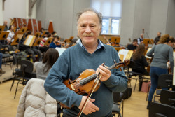 Mihai Belu mit Violine im Arm